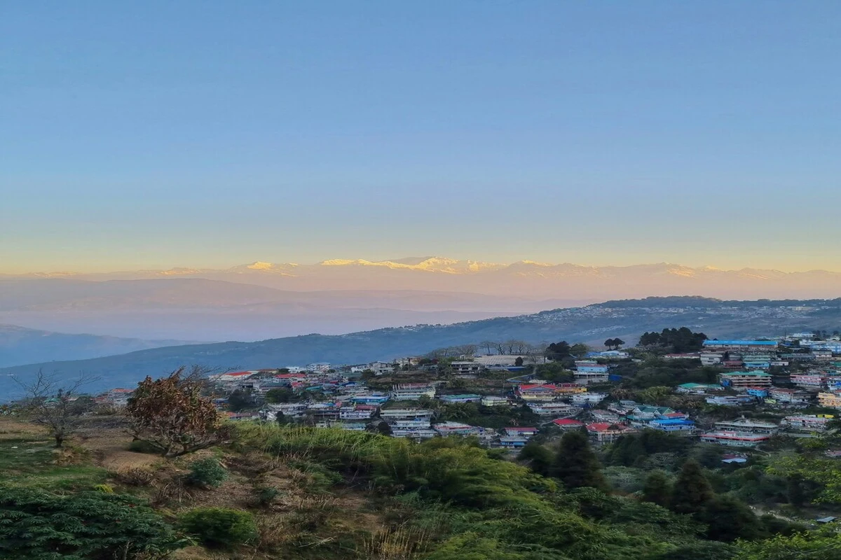 Best time to visit Darjeeling 2026 with town and Himalayan views